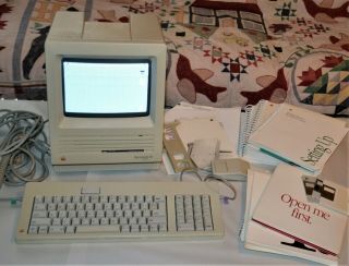 Vtg Apple Macintosh Se M5011 Computer W/\mouse,  Keyboard & Manuals Turns On