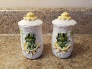 Frogs On Pots Salt Pepper Shaker Ceramic Set