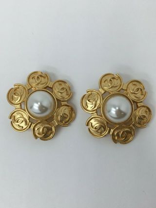 Auth Chanel Cc Vintage Gold Tone Pearl Clip On Earrings - Pre Owned / L0703