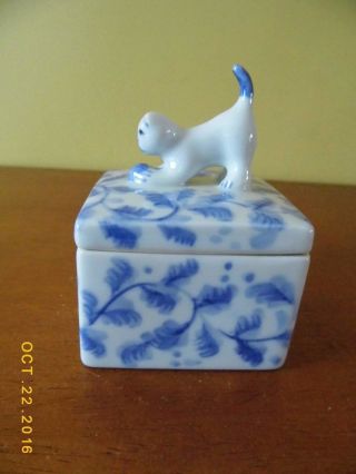 Andrea By Sadek Vintage White And Blue Porcelain Cat Lidded Trinket Box