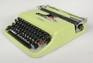 Vintage Olivetti Lettera 22 Typewriter Pistachio Green With Case