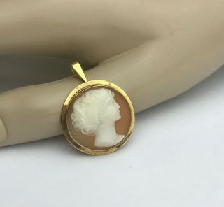 Vintage Solid 750 18k Yellow Gold Carved Shell Woman Cameo Pendant 3.  6 G