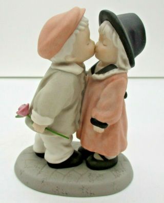 " Love With A Kiss " Enesco Figurine (1997) 284432 Vintage