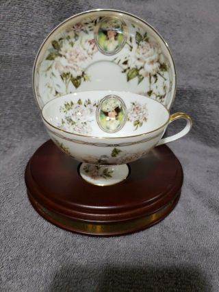 Avon Mrs Albee 1992 Honor Society Tea Cup & Saucer Set With Wood Display Stand