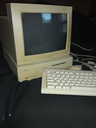 Vintage Apple Macintosh Iisi With Mouse And Keyboard And All Cords.  All In One.