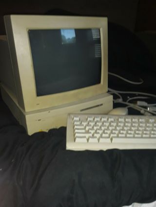 Vintage Apple Macintosh IIsi with mouse and keyboard and all cords.  All in one. 2