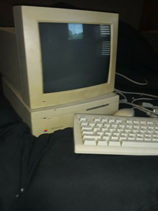 Vintage Apple Macintosh IIsi with mouse and keyboard and all cords.  All in one. 3