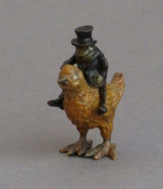 Rare CUTE Vintage COLD PAINTED BRONZE Miniature FROG/TOAD Riding CHICK Bird 3