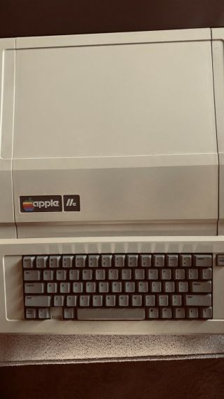 Apple Iie Computer W/disk Drive 64k Ram Vintage Ii A2s2064