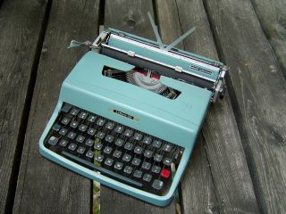 Vintage Olivetti Lettera 32 Portable Typewriter (no Case) 1965 Made In Canada