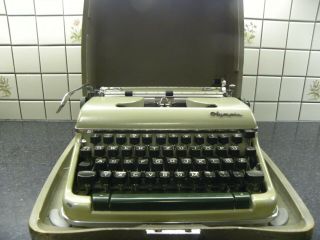 Vintage Olympia Sm4 Typewriter / German Qwertz Keyboard Umlauts / Silver Case