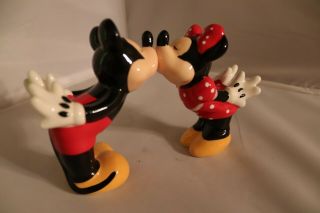 Adorable Disney,  Mickey & Minnie,  Magnetic Kissing Salt & Pepper Shakers - Cute