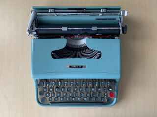 Vintage Olivetti Lettera 22 Typewriter W/ Case
