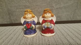VINTAGE 4 INCH TALL ANGEL SALT AND PEPPER SHAKERS.  DARK BLUE AND RED SHIPPNG 2