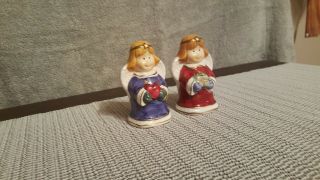 VINTAGE 4 INCH TALL ANGEL SALT AND PEPPER SHAKERS.  DARK BLUE AND RED SHIPPNG 3