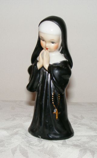 Vintage 1956 L &M Novice Nun Figurine Praying Black & White w/ Hanging Rosary 2