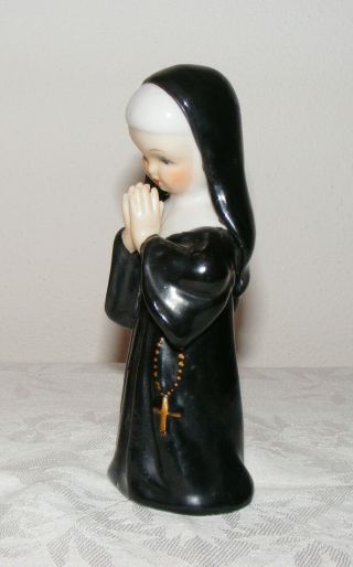 Vintage 1956 L &M Novice Nun Figurine Praying Black & White w/ Hanging Rosary 3