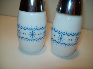 Vintage Corelle Corning Snowflake Blue Garland Salt & Pepper Shakers 2
