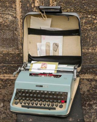 Vintage 1960’s Olivetti Underwood Lettera 32 Typewriter Blue Case Italy G50