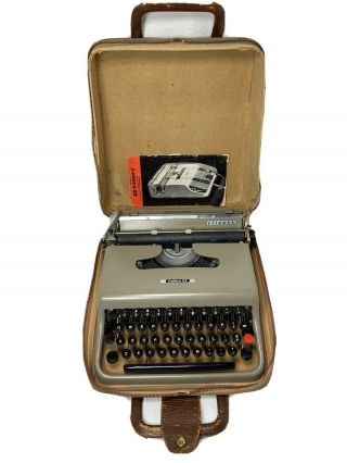 Vintage Olivetti Lettera 22 Portable Typewriter & Case Made In Ivera Italy