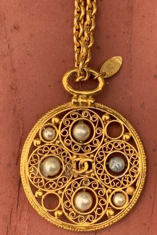 Authentic Chanel Vintage Gold Round Cc Logo & Pearl Pendant Necklace 23.  5 " 54g