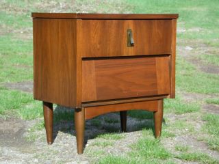 Vintage Mid Century Modern Walnut Nightstand End Table Entry Chest Of Drawers