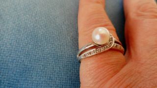 Vintage 9 Ct White Gold Ring Set With A Pearl And Small Shoulder Diamonds Z47