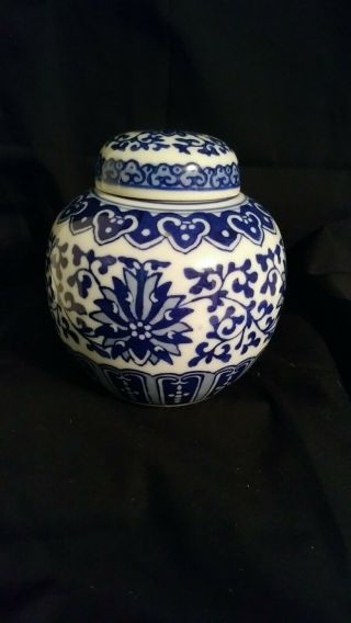Antique Vintage Chinese Porcelain Blue & White Covered Ginger Jar 4 " High By.