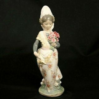 Vintage Retired Lladró Porcelain Figurine 1304,  Valencia Girl With Flowers.