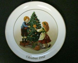Avon 1982 Christmas Memories 2nd Edition Plate " Keeping The Christmas Tradition "