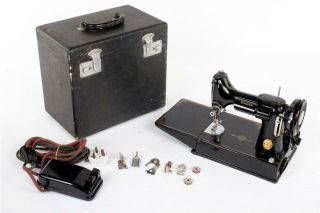 Vintage " Singer Featherweight " 221k Sewing Machine Order 692
