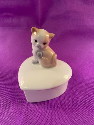 Cat/kitten On Heart Shaped Porcelain Trinket Box Otagiri Japan
