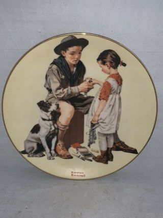 1985 Norman Rockwell Plate " A Helping Hand " Rockwell 