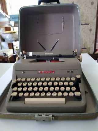 Vintage Royal Quiet De Luxe Typewriter 1956 (rare Model) Cond.