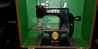 Sweet Vintage Singer Toy Hand Crank Sewing Machine Model 20 With Carrying Case