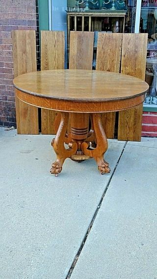 Victorian Antique Quarter Sawn Oak Round Dinning Table With Claw Feet & 5 Leaves