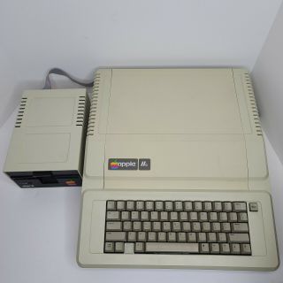 Apple Iie Computer W/ Disk Ii Floppy Disk Drive 128k Ram Vintage A2s2064