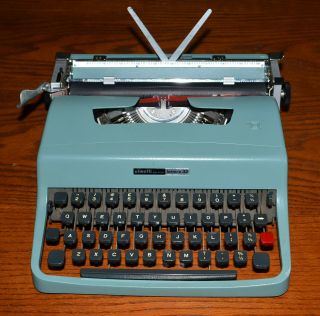 Vintage Olivetti Underwood Lettera 32 Portable Typewriter - 1967 - With Case