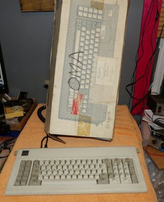 Vintage Ibm Personal Computer Xt Keyboard W/box