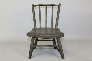 A VERY RARE 18TH C CONNECTICUT CHILD ' S ROD BACK WINDSOR CHAIR IN PAINT 2