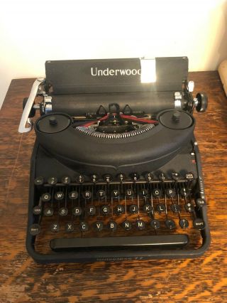 1940’s Vintage Underwood Noiseless 77 Typewriter With Case.