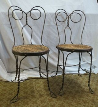 Set of 2 Vintage Ice Cream Parlor Chairs Wrought Iron Twisted Heart Back Chippy 2