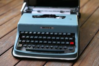 Vintage Typewriter Olivetti Lettera 32 With Case Instructions