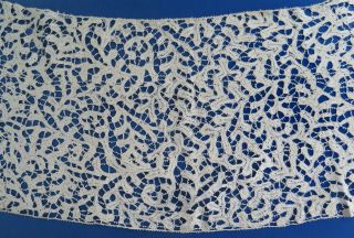 A Collar Made From 17th Century Flemish Bobbin Lace - Provenance