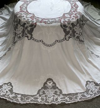 Stunning Large Vintage Retro Circular White Machine Embroidered Lace Tablecloth