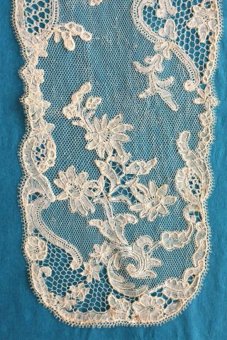 Antique 18th century Brussels bobbin lace lappet 2