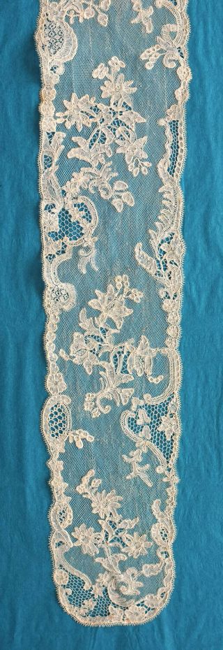 Antique 18th century Brussels bobbin lace lappet 3