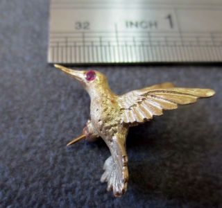 Vtg 14k Solid Y.  Gold Hummingbird With Ruby Eye Brooch Pin 2.  7 Gram