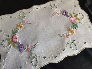 GORGEOUS VINTAGE LINEN HAND EMBROIDERED TRAY CLOTH PRETTY FLORALS 2