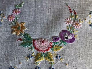 GORGEOUS VINTAGE LINEN HAND EMBROIDERED TRAY CLOTH PRETTY FLORALS 3